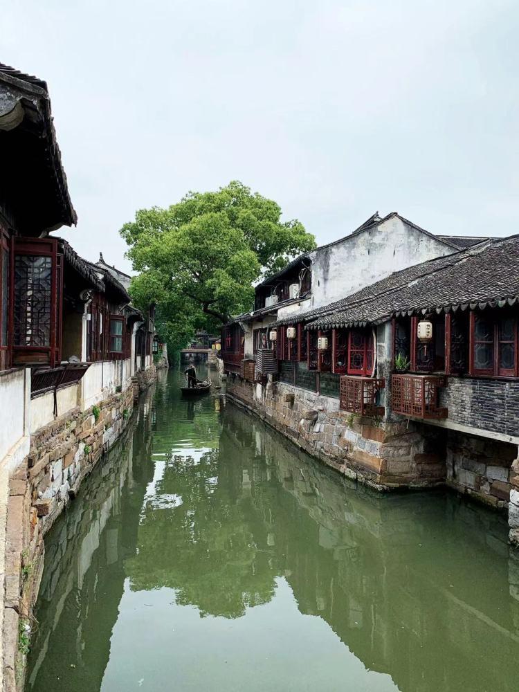 如果把一个人丢到太空里，他会掉下去吗？游戏画面